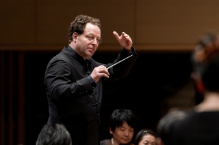 ジョン・アクセルロッド　指揮　指揮者