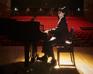 H ZETT M　HZETTORIO ピアノ